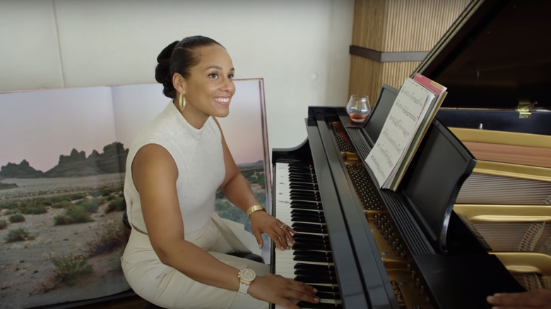 Alicia Keys playing piano