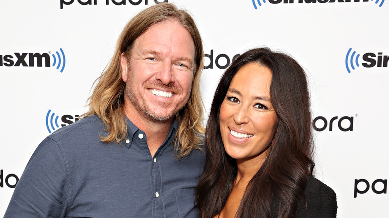 chip gaines kissing joanna