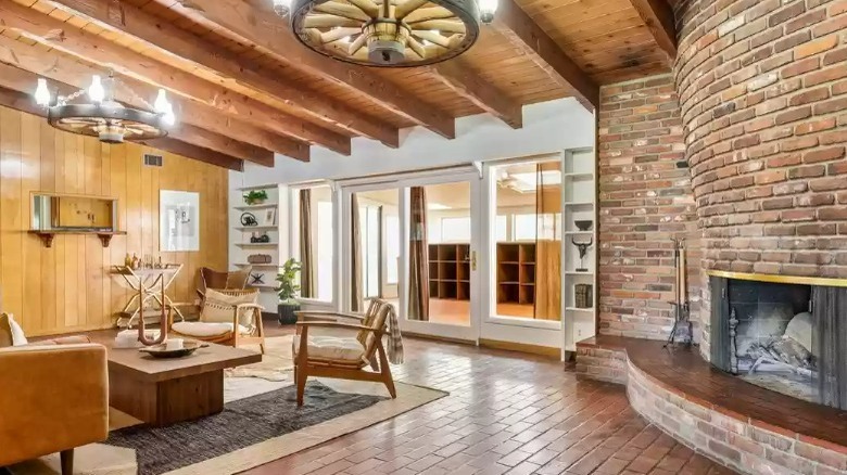 Living room with sculpted fireplace