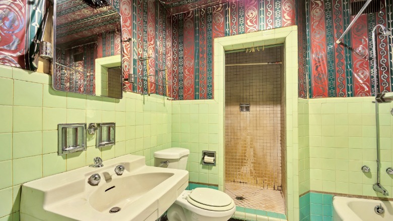 Historic-colored bathroom in greens and reds