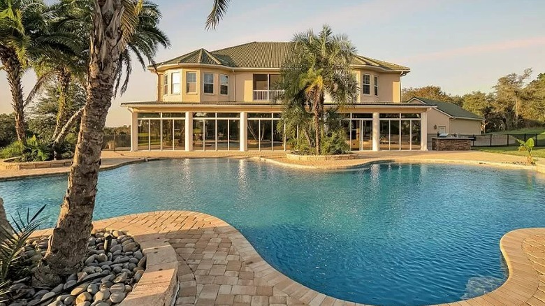 Backyard lagoon-style swimming pool