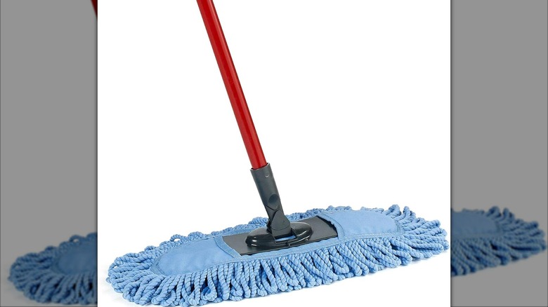 A product photo of the O-Cedar microfiber dust mop