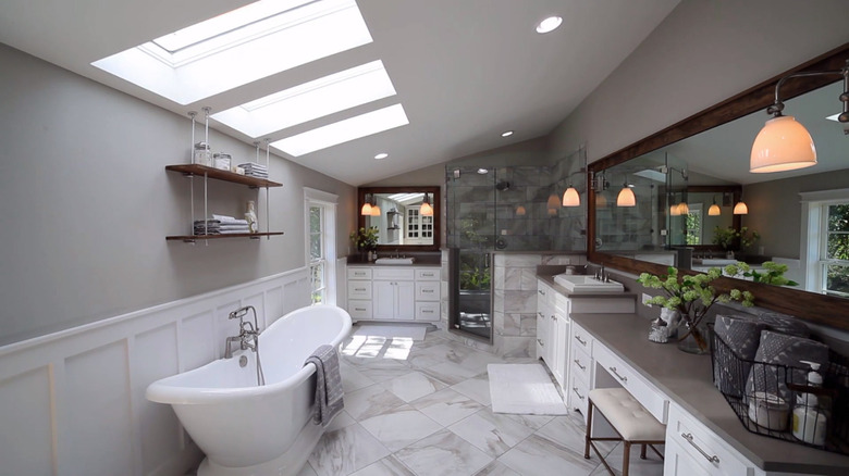 Relaxed Traditional house bathroom