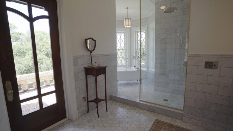 Castle master bathroom