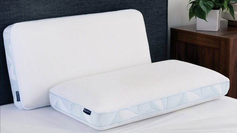 Memory foam cooling pillows 