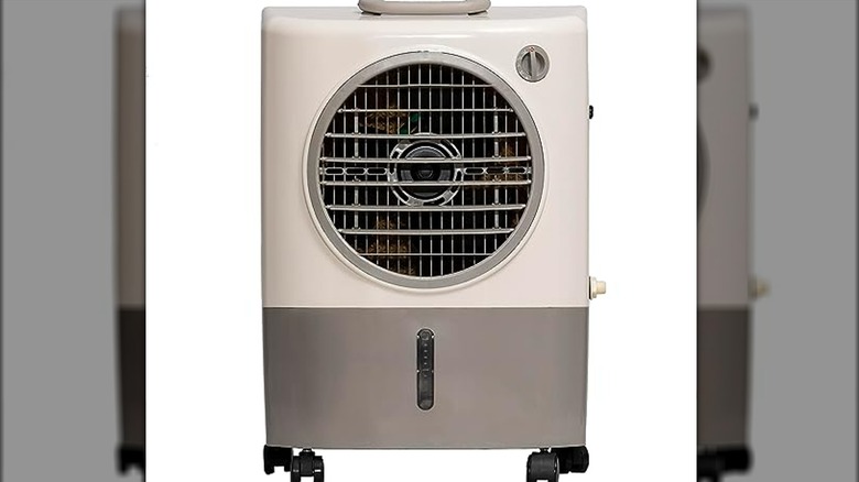 Small evaporative cooler on wheels