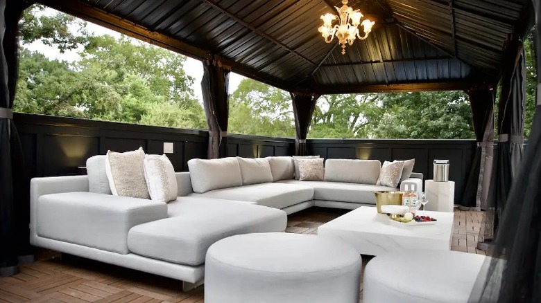 Posh deck lounge with pergola