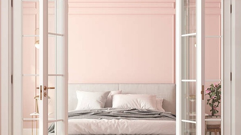 Soft pink guest room 