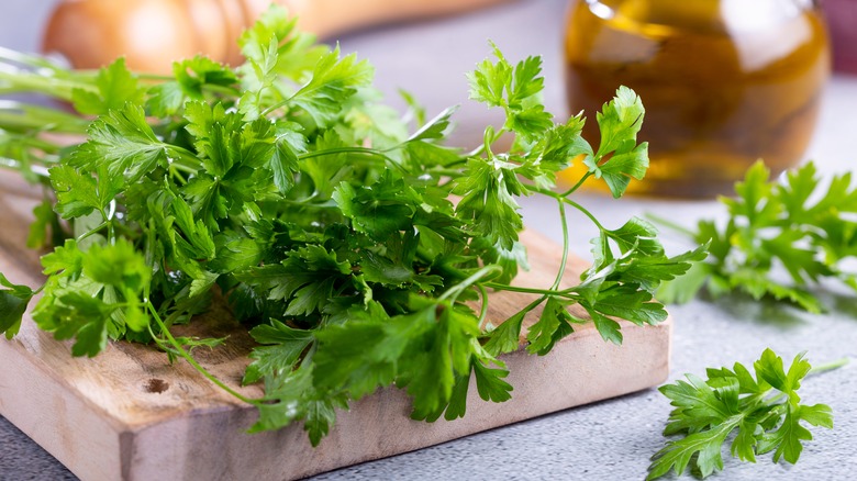 Parsley on a cutting board