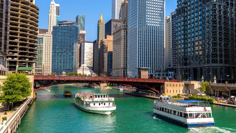 Sightseeing boat along Chicago River 