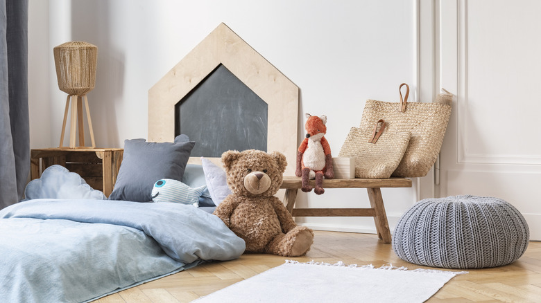 kid's bedroom with stuffed animals
