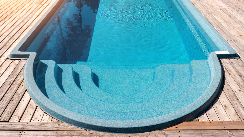 fiberglass swimming pool 