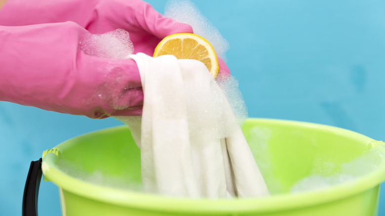 Cleaning clothing with lemons