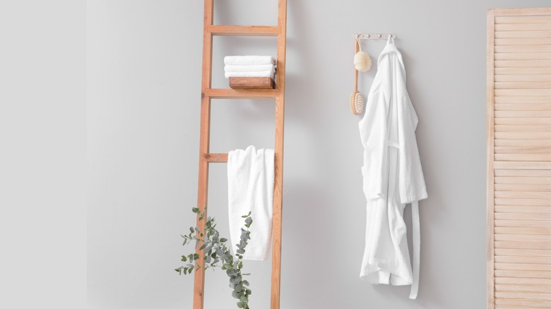 Wood towel rack with towels