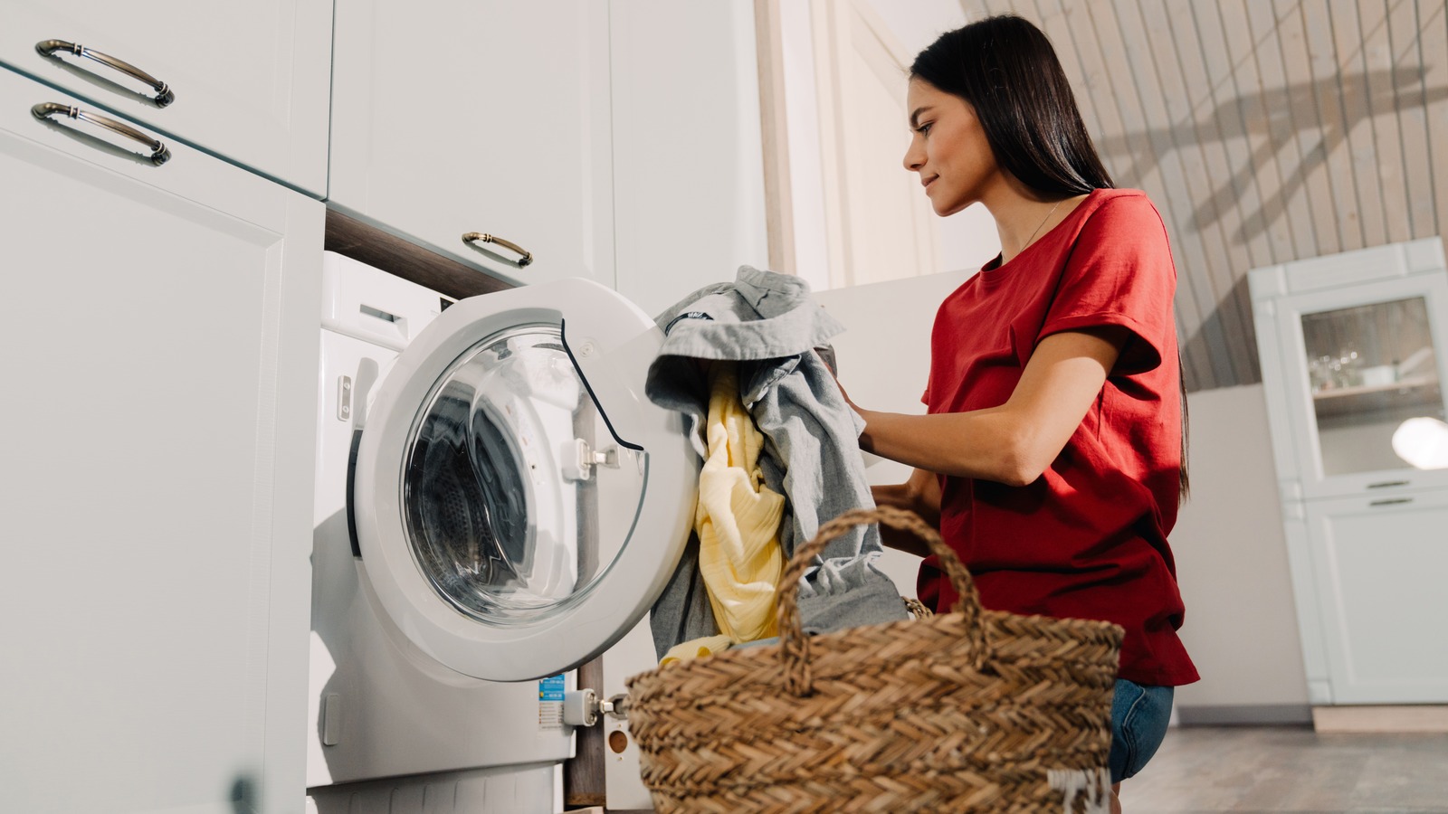 How to Remove Laundry Clothes Hamper Odor