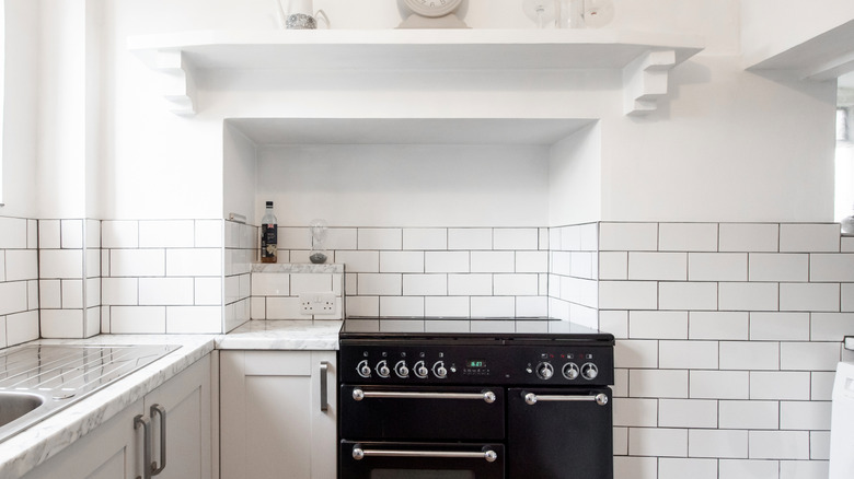 Mantle shelf over a stove alcove in a kitchen