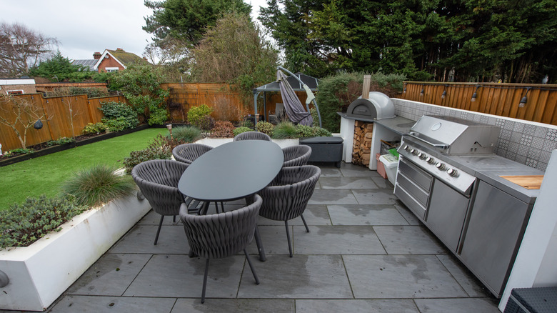 outdoor dining area with porcelain tiles