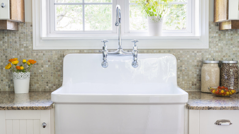 farmhouse style porcelain sink