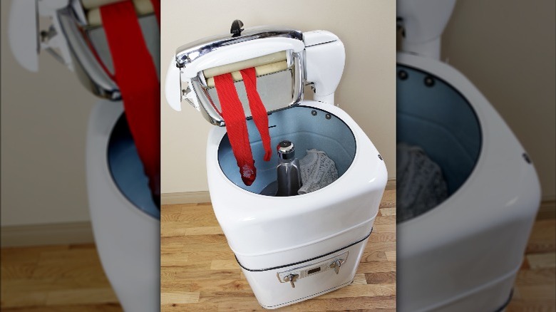 Wringer washing machine with laundry