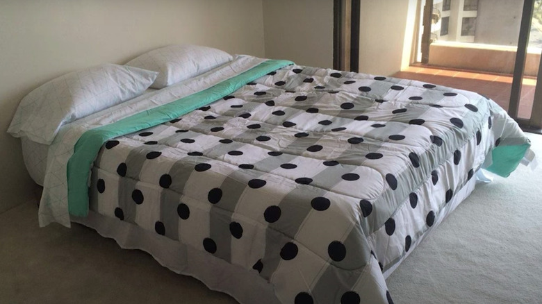 air mattress with pillows