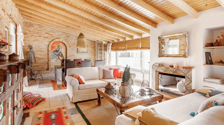 Living room with wooden ceiling 