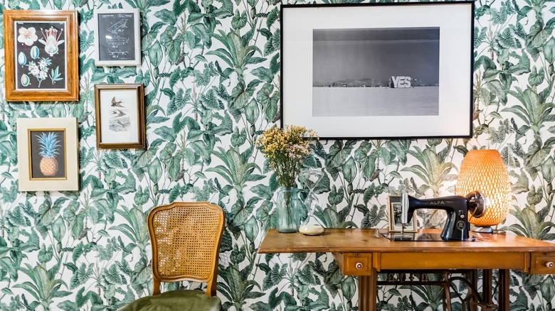 palm leaf wallpaper in room