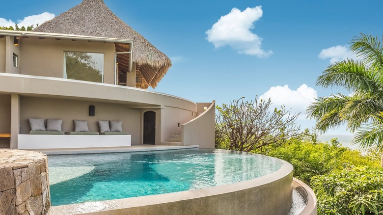 circular pool overlooking jungle