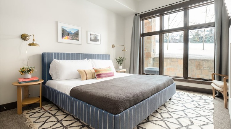 sleek bedroom with rug 