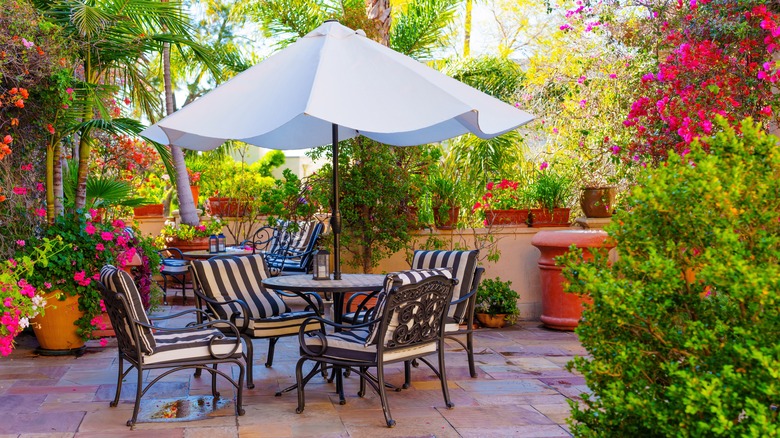 patio dining set in daytime