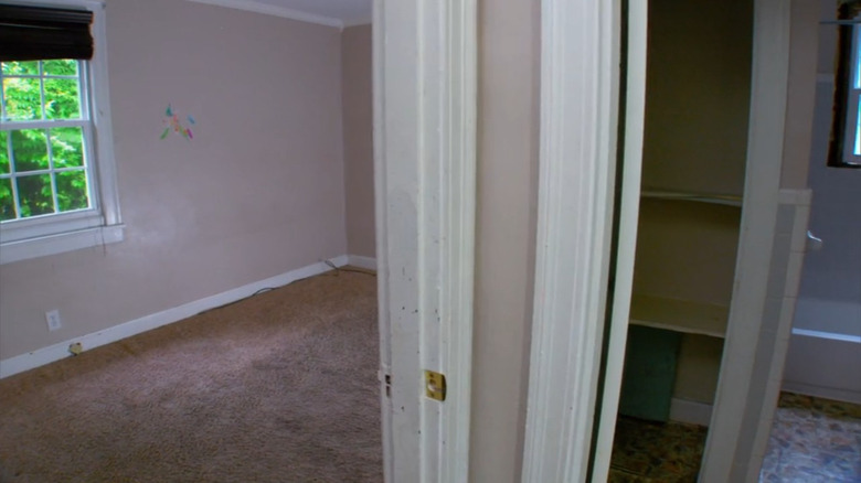 A side view of an old bedroom and bathroom