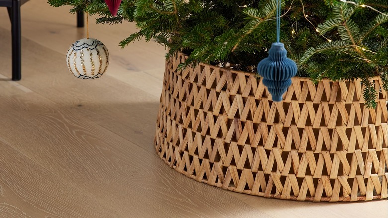 Woven basket tree collar