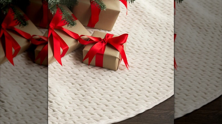 Braided white tree skirt