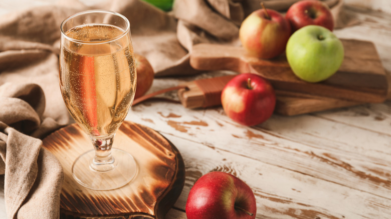 apple cider and apples