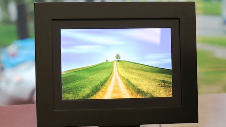 Black digital picture frame