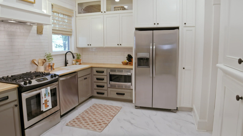 Preppy white kitchen