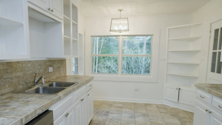 White 2000s kitchen