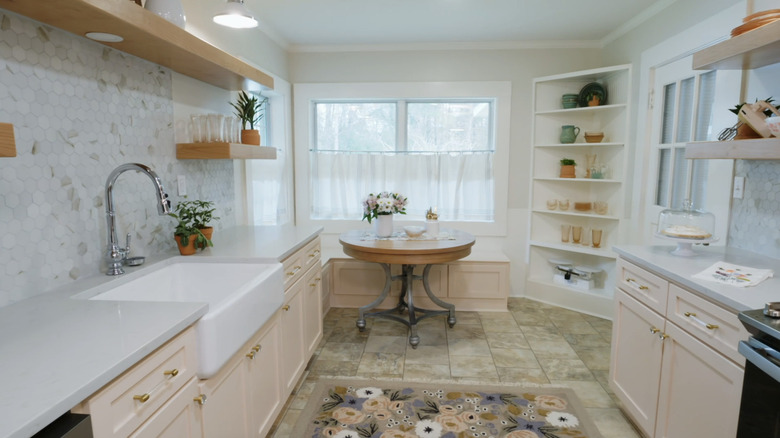 Preppy and feminine kitchen