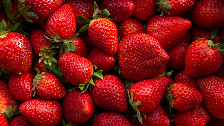 pile of ripe strawberries