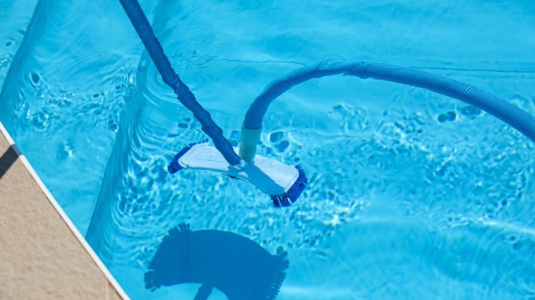 Manual pool vacuum in pool