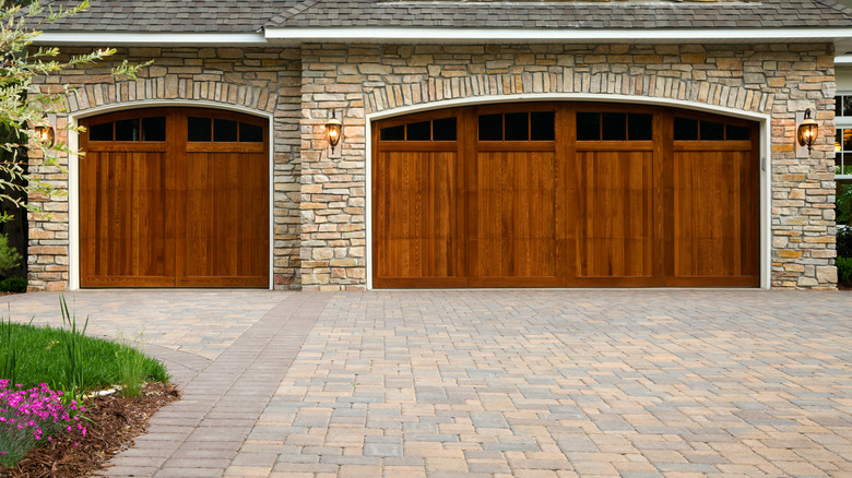 driveway with natural stone pavers