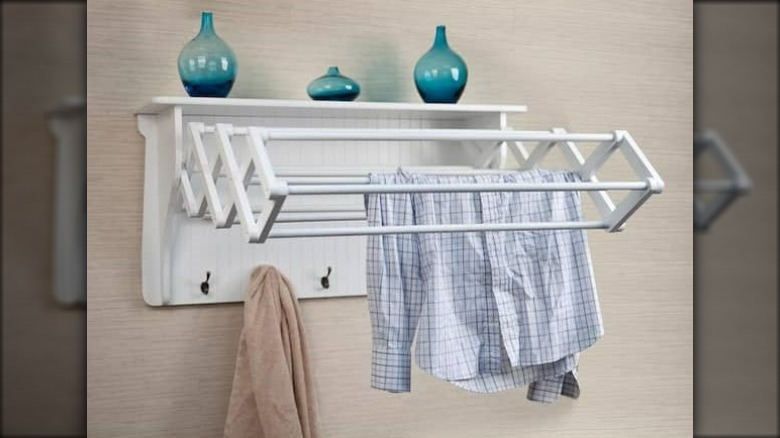 Extendable wall mounted drying rack