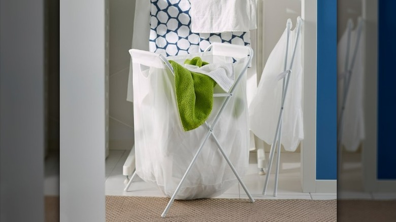 Laundry basket in metal frame