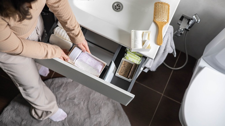 Organizing bathroom drawer