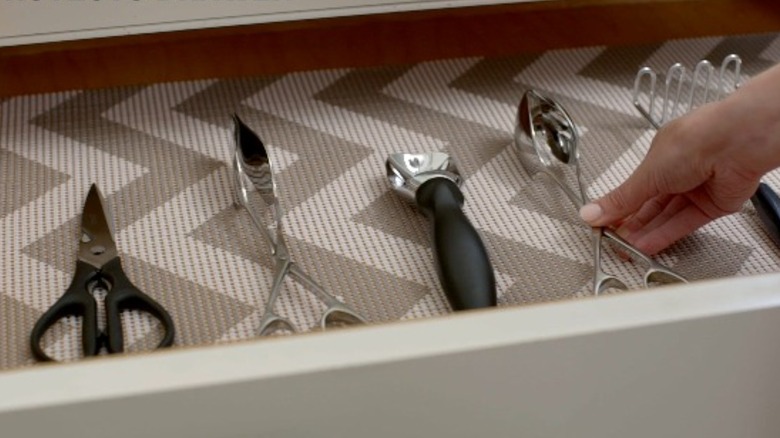 Utensil drawer with liner