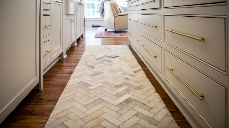 tile patterned runner