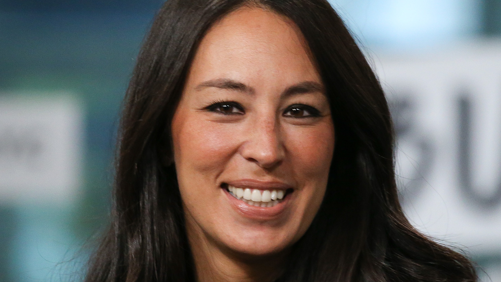 the-best-type-of-shower-curtain-to-make-your-small-bathroom-feel-bigger-according-to-joanna-gaines