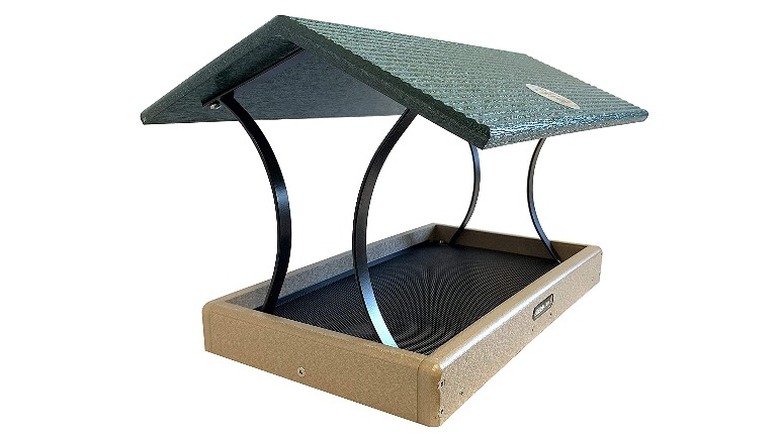 Open fly-through platform feeder