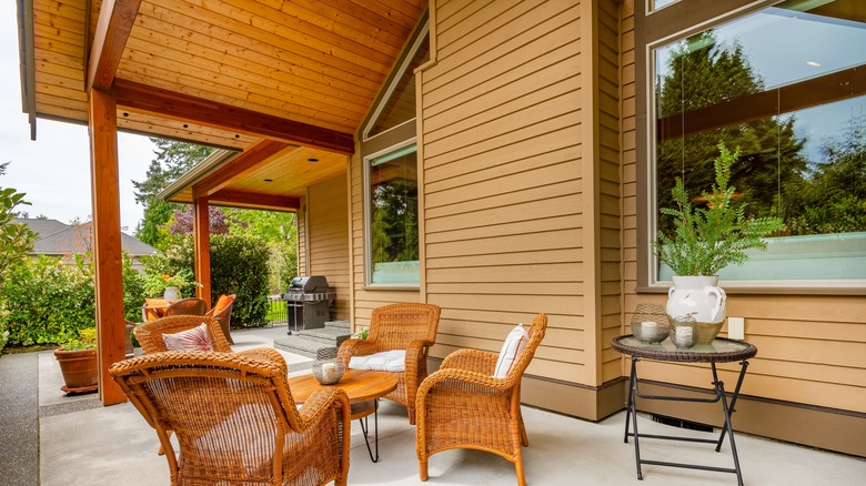 The Best Types Of Wood For Your Lanai Ceiling (& Materials To Avoid)