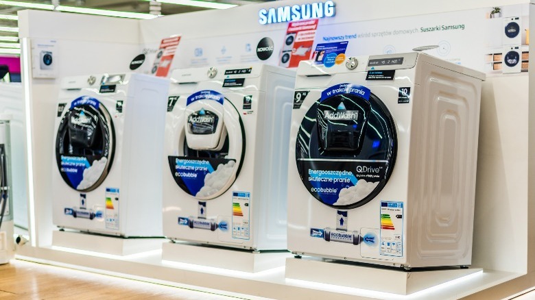 Display of 3 Samsung washers