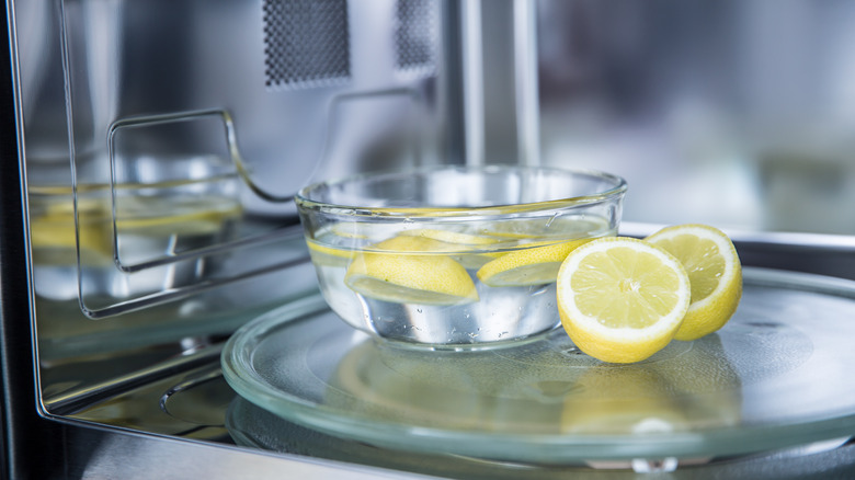 cleaning microwave with lemon water